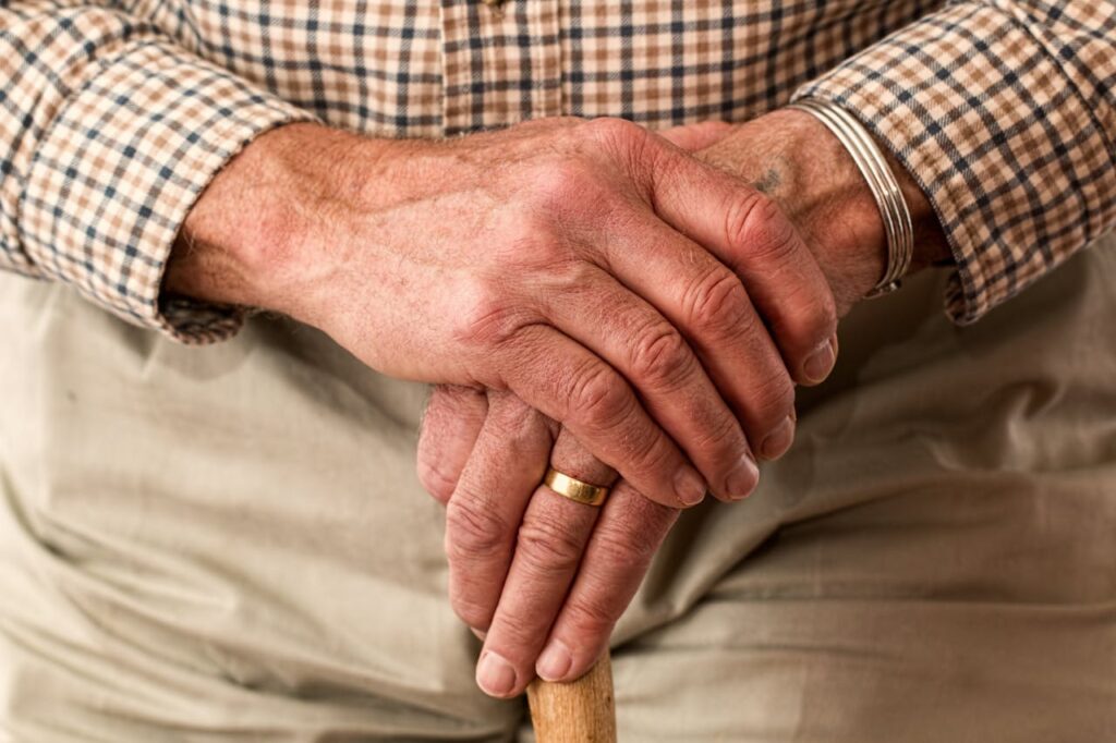 hands-walking-stick-elderly-old-person Casa di riposo con servizio di fisioterapia a Nettuno